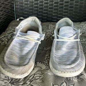 Woman’s 8 hey dudes